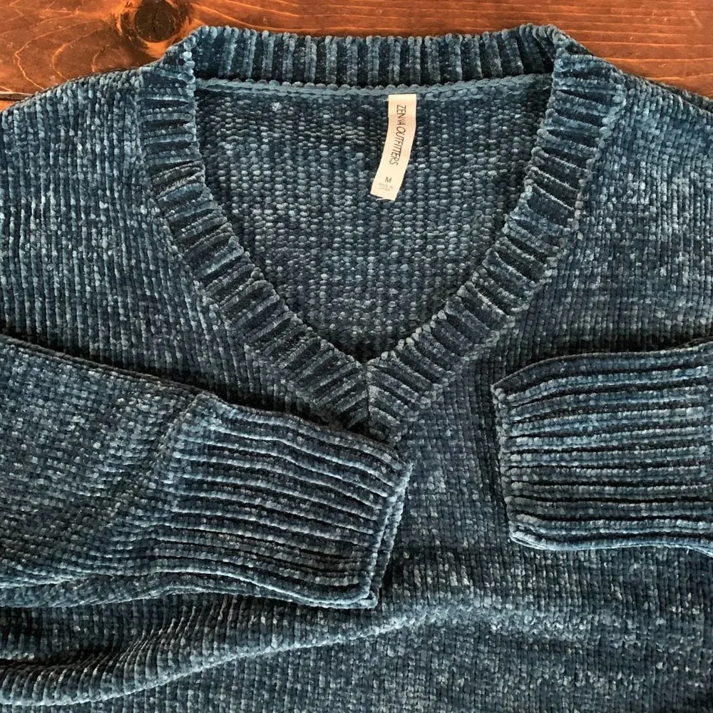 Zenana Outfitters Medium Blue V-Neck Women's Super Soft Pullover Sweater EUC